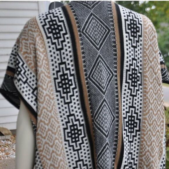 Arianna by Howard's Poncho One Size Fits Most (OSFM) - Picture 4 of 6